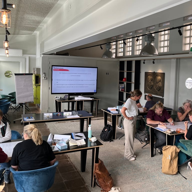 Teamsessie curriculumontwerp in een onderwijsruimte