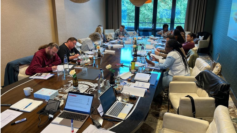 Team werkt samen aan curriculumontwerp tijdens ondersteuning op maat