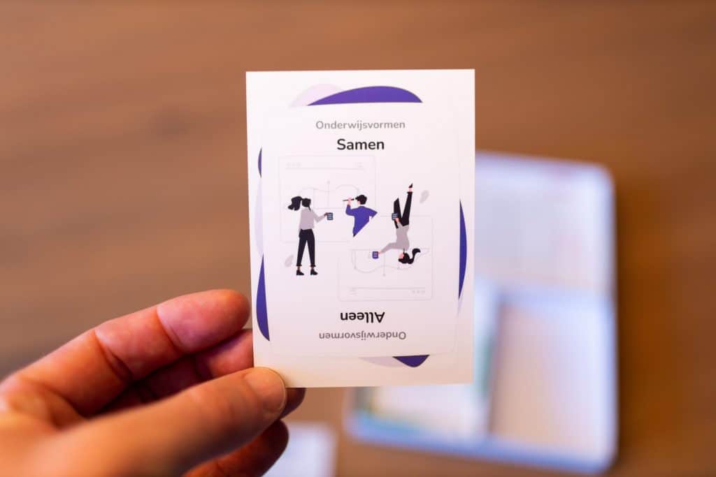 Een VisieKit-kaart wordt vastgehouden tijdens het gesprek